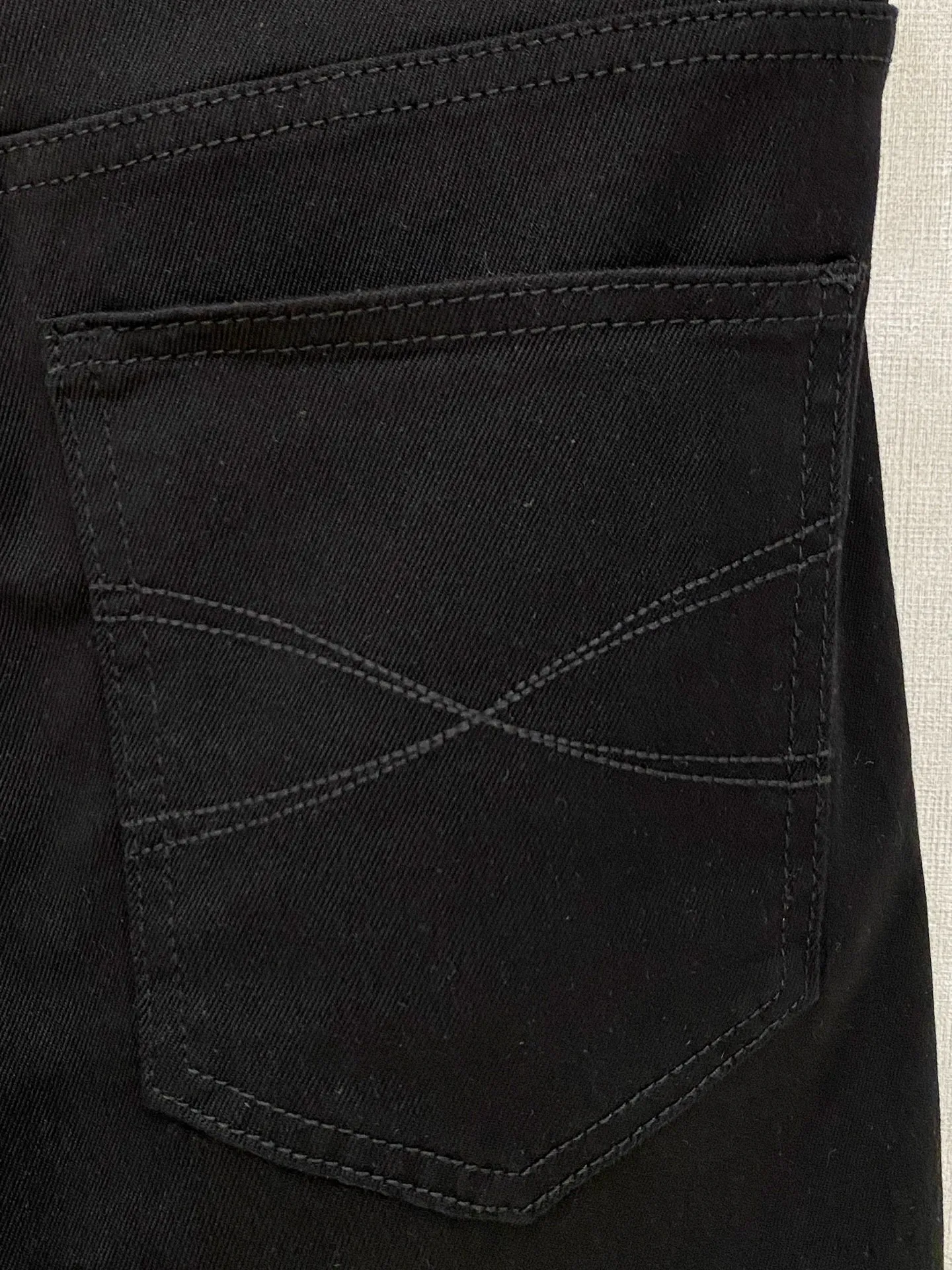 Brunello Cucinelli💎The latest 2026 summer shorts ️ launches new men's thin denim shorts! Heavy-duty washed denim fabric, customized fabric is softer and more comfortable than ordinary denim fabric! Ultra-heavy industrial washing process and dual-process washing. The entire pair of pants has a comfortable hand feel, and the level of fineness and breathable effect are top-notch. All hardware brand logos are custom-made, and the materials are selected with the best attributes. The elasticity of the fabric is very good and the comfort is great! The low-key design style is simple and elegant. The repurchase rate is extremely high 👍. Sizes: 28-36, no 35, 4 colors to choose from